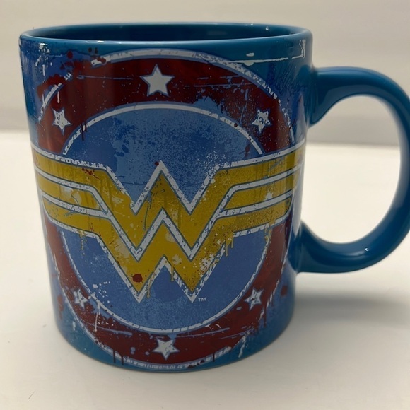 DC Comics Wonder Women Oversized Coffee Mug 20 oz - Picture 1 of 5
